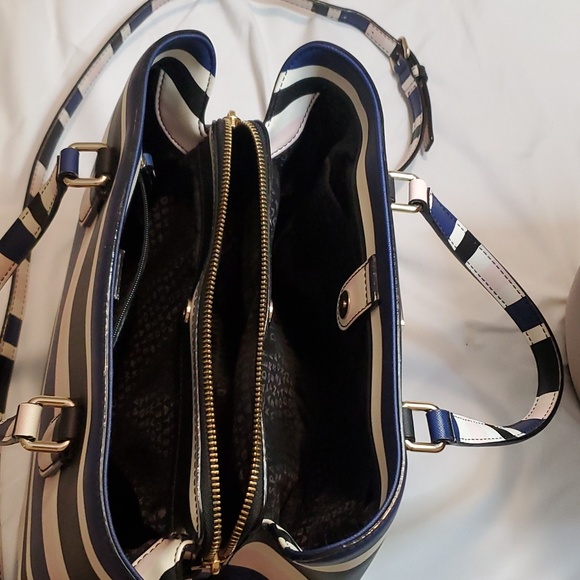 Kate Spade leather handbag w/matching wallet in pristine condition! - Picture 3 of 9